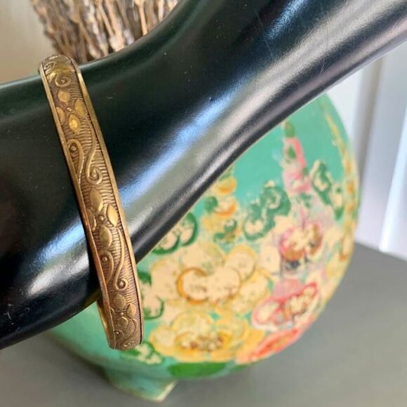 Vintage slide-on Metal Bangle with Curlicues, in Gold tone, Unmarked - Picture 2 of 3